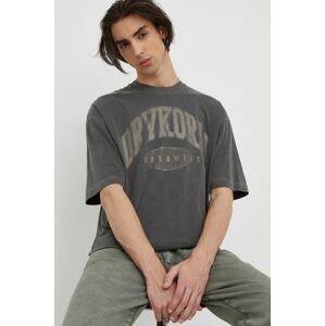 Bavlněné tričko Drykorn šedá barva, s potiskem